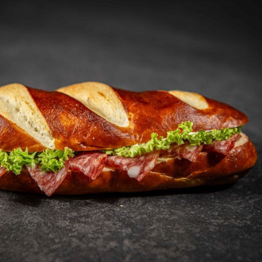 Laugenbaguette mit Salami