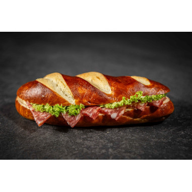Laugenbrötchen mit Salami