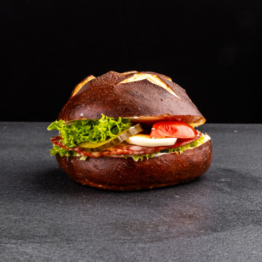 Laugenbaguette mit Salami