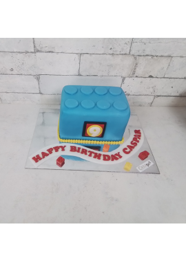 Motivtorte blauer Legostein, wird die ganze Torte mit Fondant eingeschlagen und passend dekoriert.
