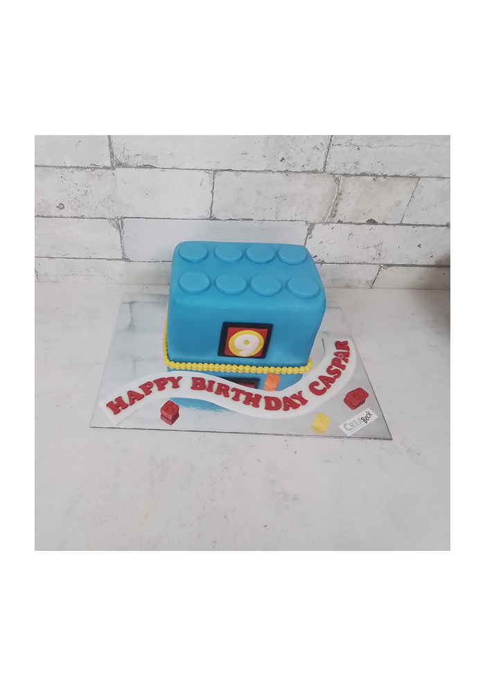 Motivtorte blauer Legostein, wird die ganze Torte mit Fondant eingeschlagen und passend dekoriert.