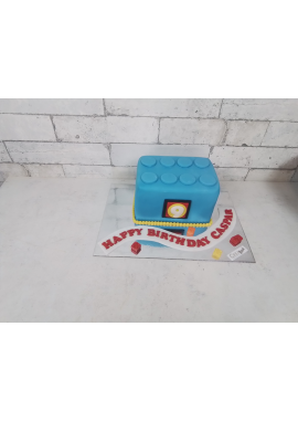 Motivtorte blauer Legostein, wird die ganze Torte mit Fondant eingeschlagen und passend dekoriert.